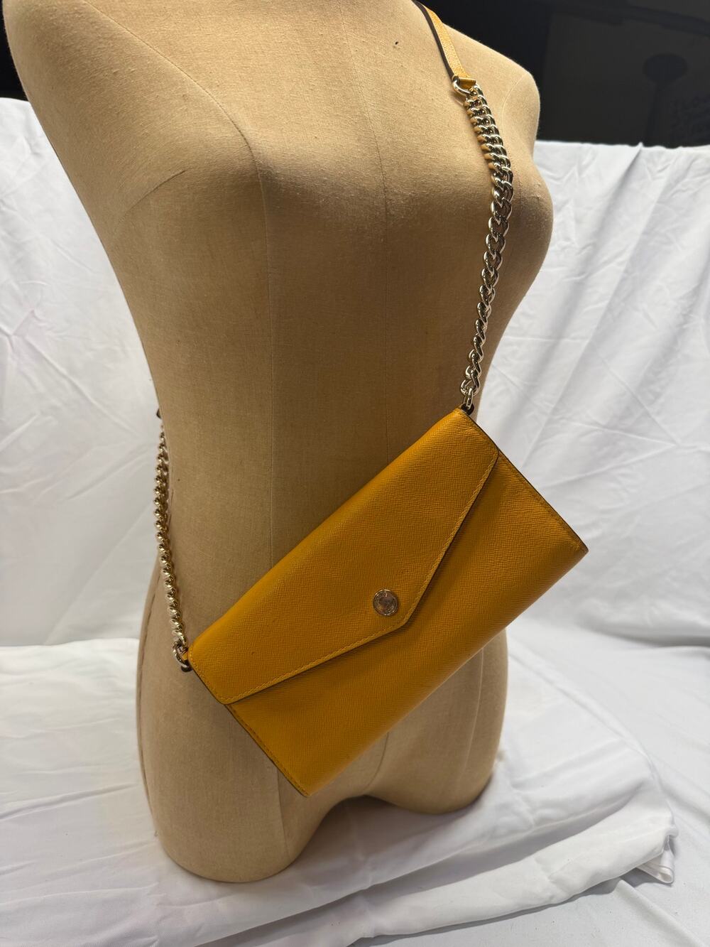 Michael Kors [Item Type] – Leather – Gold Hardware – Classic MK Style